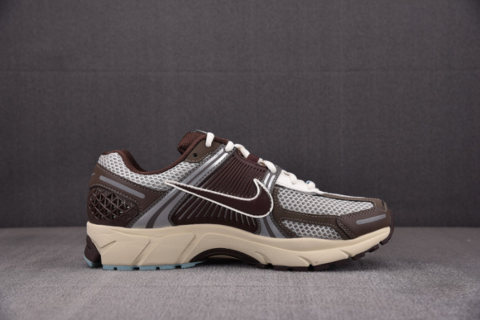 NIKE Zoom Vomero 5 