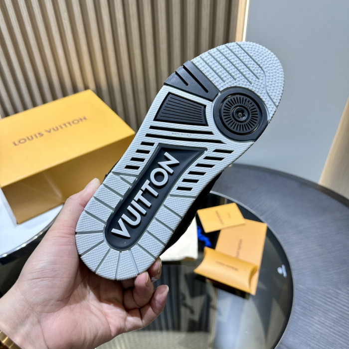 L0VT SNEAKER