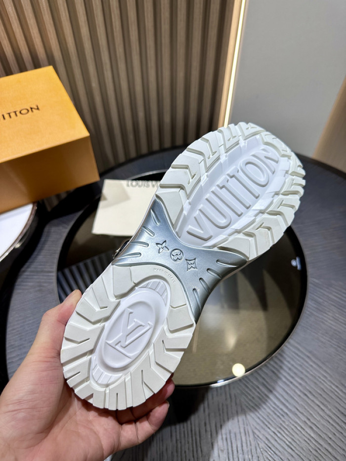 L0VT SNEAKER