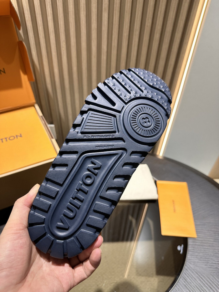 L0VT SNEAKER