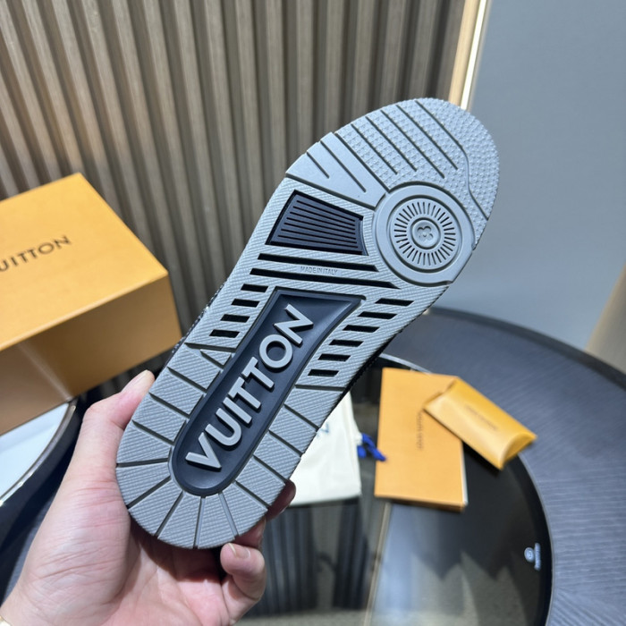 L0VT SNEAKER