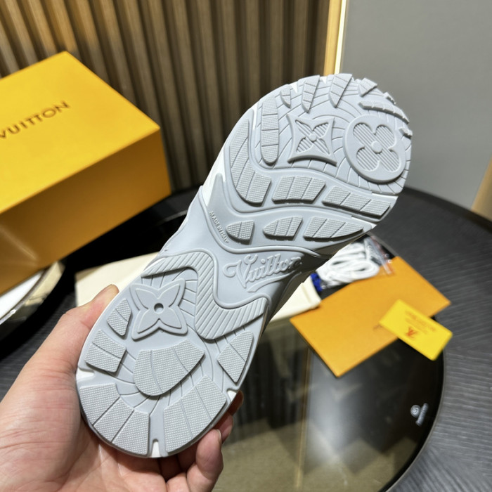 L0VT SNEAKER