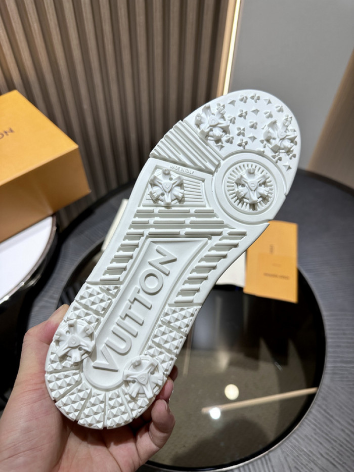 L0VT SNEAKER