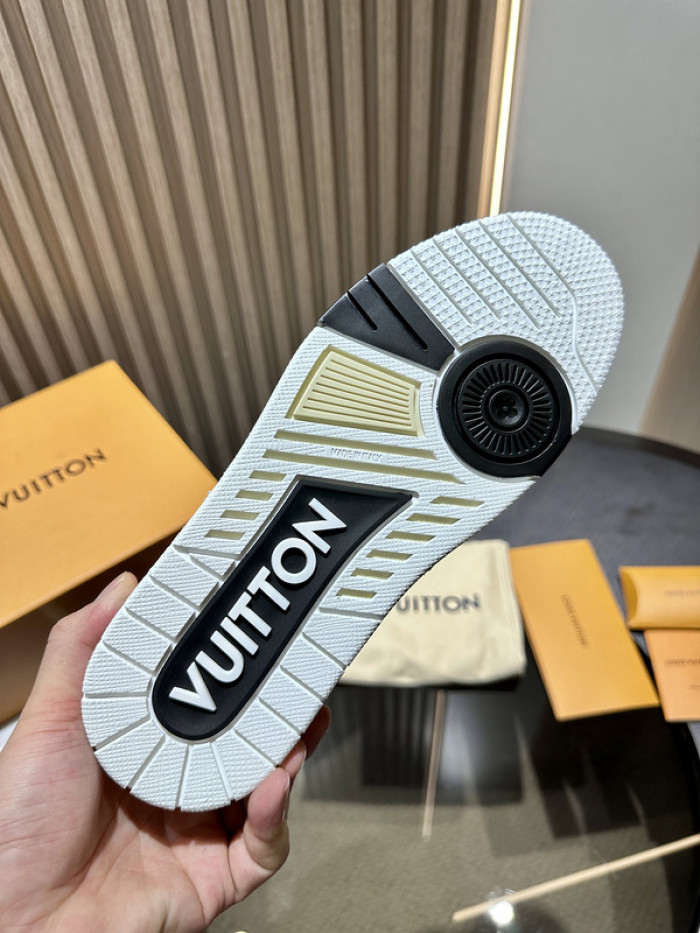 L0VT SNEAKER