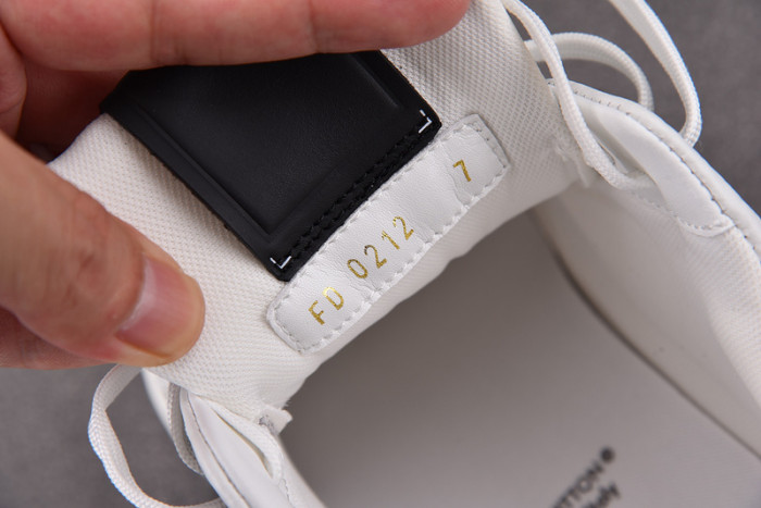 L0VT SNEAKER
