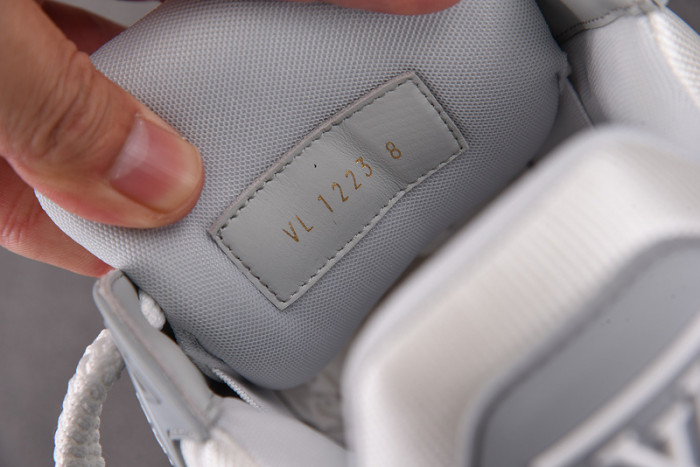 L0VT SNEAKER